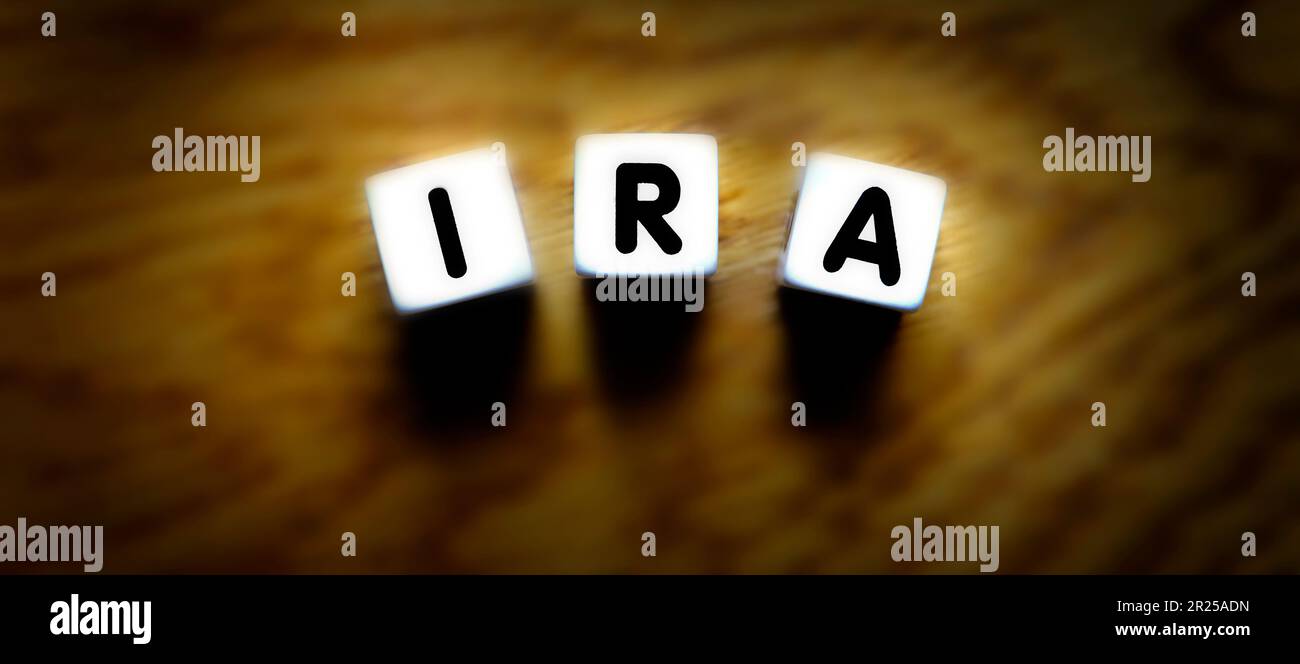 Die IRA hat sich mit Würfeln für die Vorsorgeplanung und die Sparinvestitionen ausgeschrieben Stockfoto Die IRA hat sich mit Würfeln für die Vorsorgeplanung und die Sparinvestitionen ausgeschrieben Stockfoto