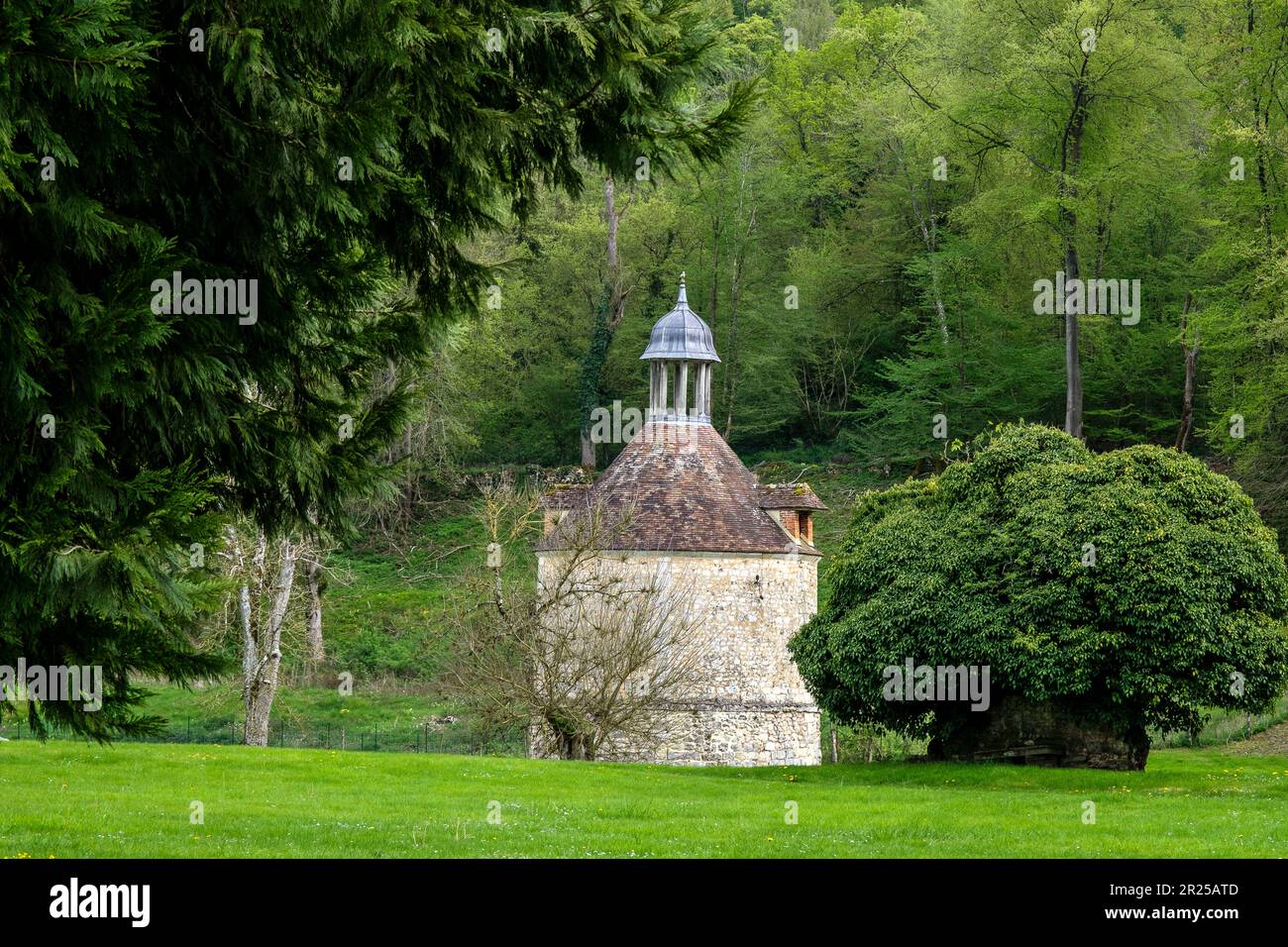 Die Abtei Mortemer ist ein ehemaliges zisterzienserkloster im Wald von Lyon - Dovecote || L'abbaye de Mortemer est un ancien monastere cistercien dans Stockfoto