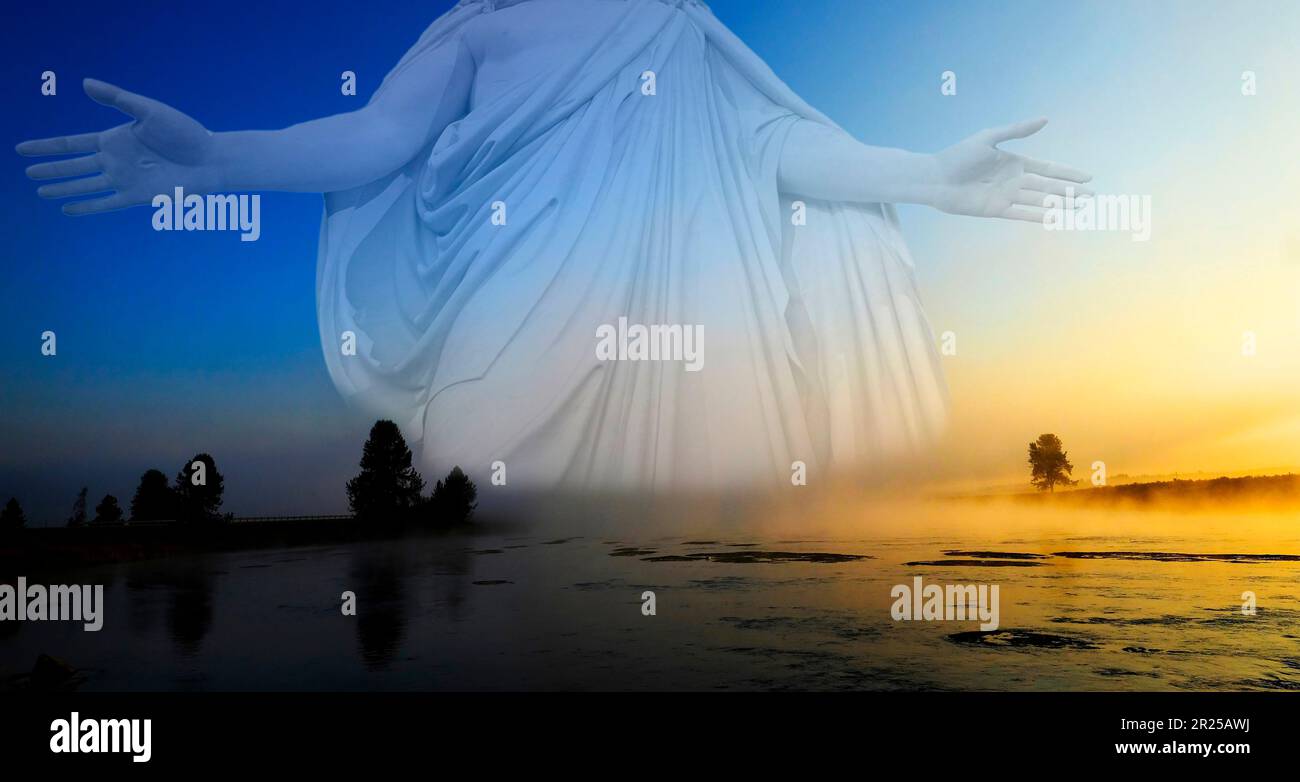 Morgensonnengang mit Bäumen und Fluss unter blauem Himmel und glühendem Nebel mit Jesus als dem Schöpfer Stockfoto
