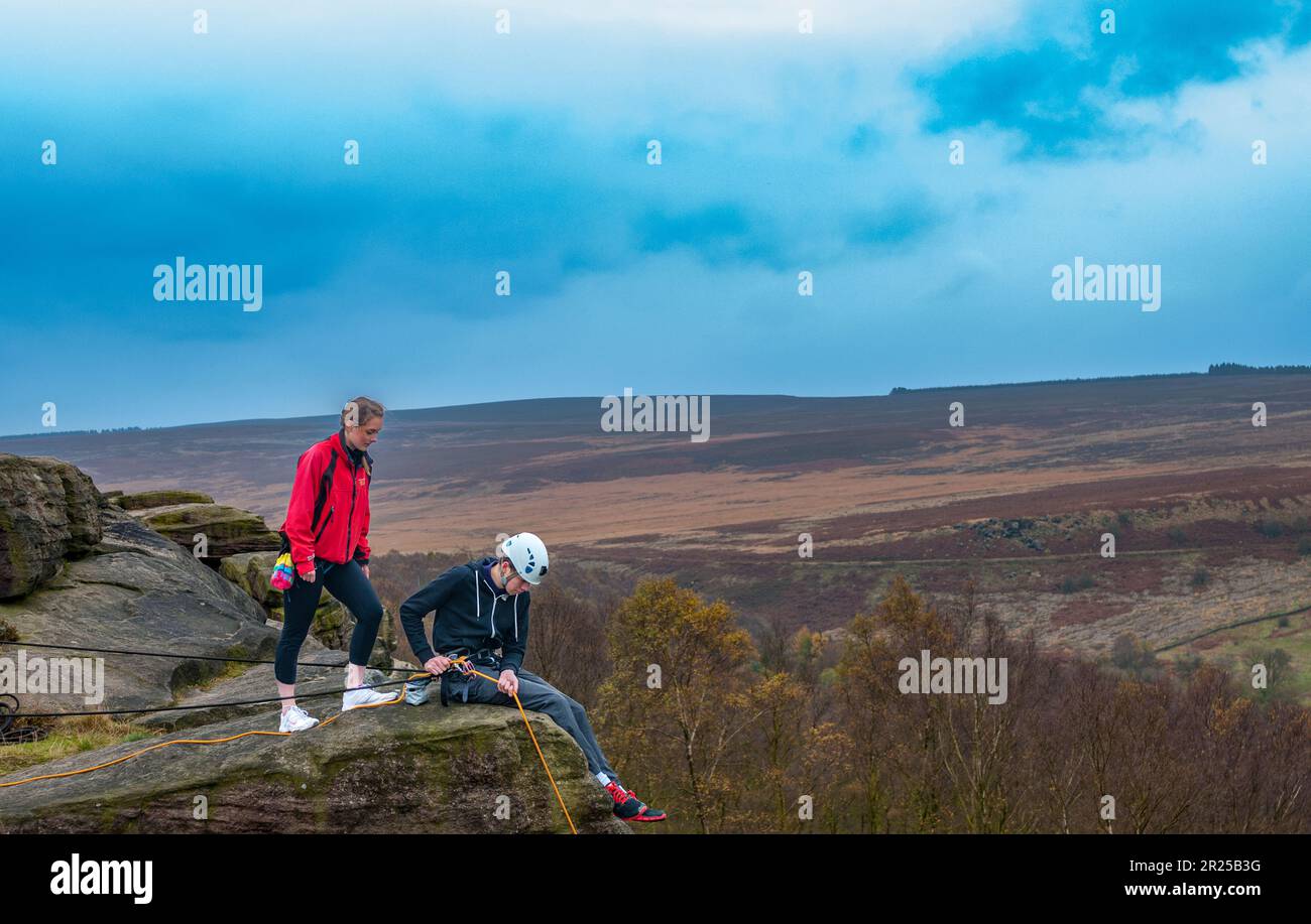 Junger Teenager Kletterer am birchenfarbig Rand in The Peak District von Derbyshire Stockfoto