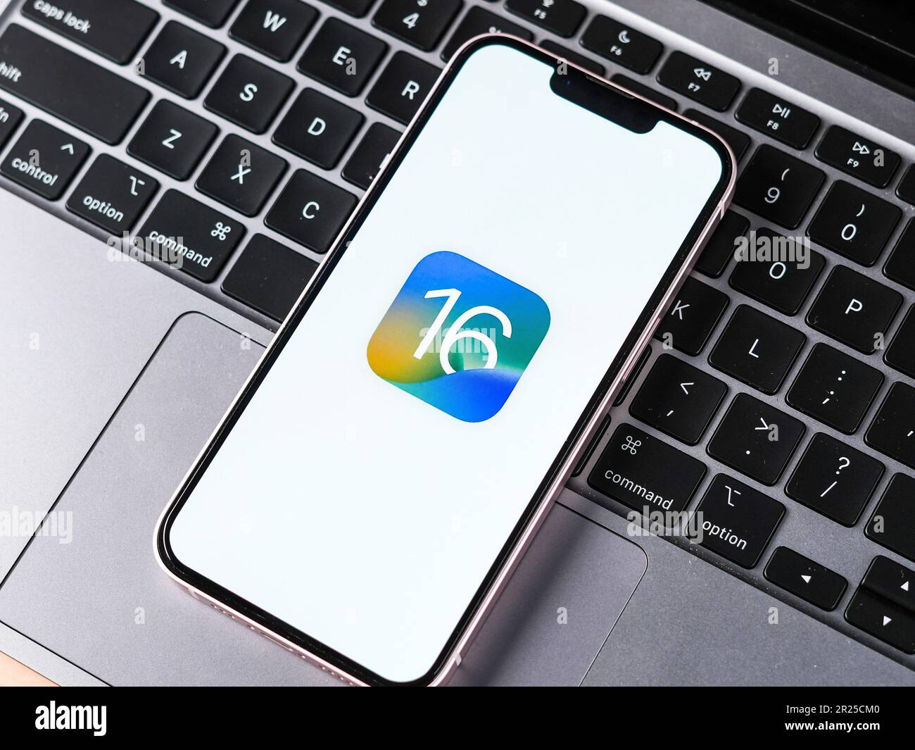 West Bangal, Indien - 10. August 2022 : IOS 16 auf dem Bildschirm. Stockfoto