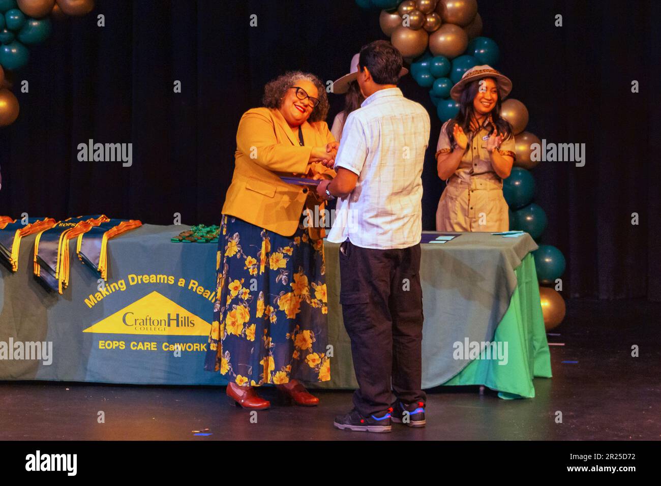 VP of Student Services, Dr. Delmy Montenegro-Spencer, Auszeichnung Gio Skelton an der Abschlusszeremonie des Crafton Hills College 2023 Stockfoto