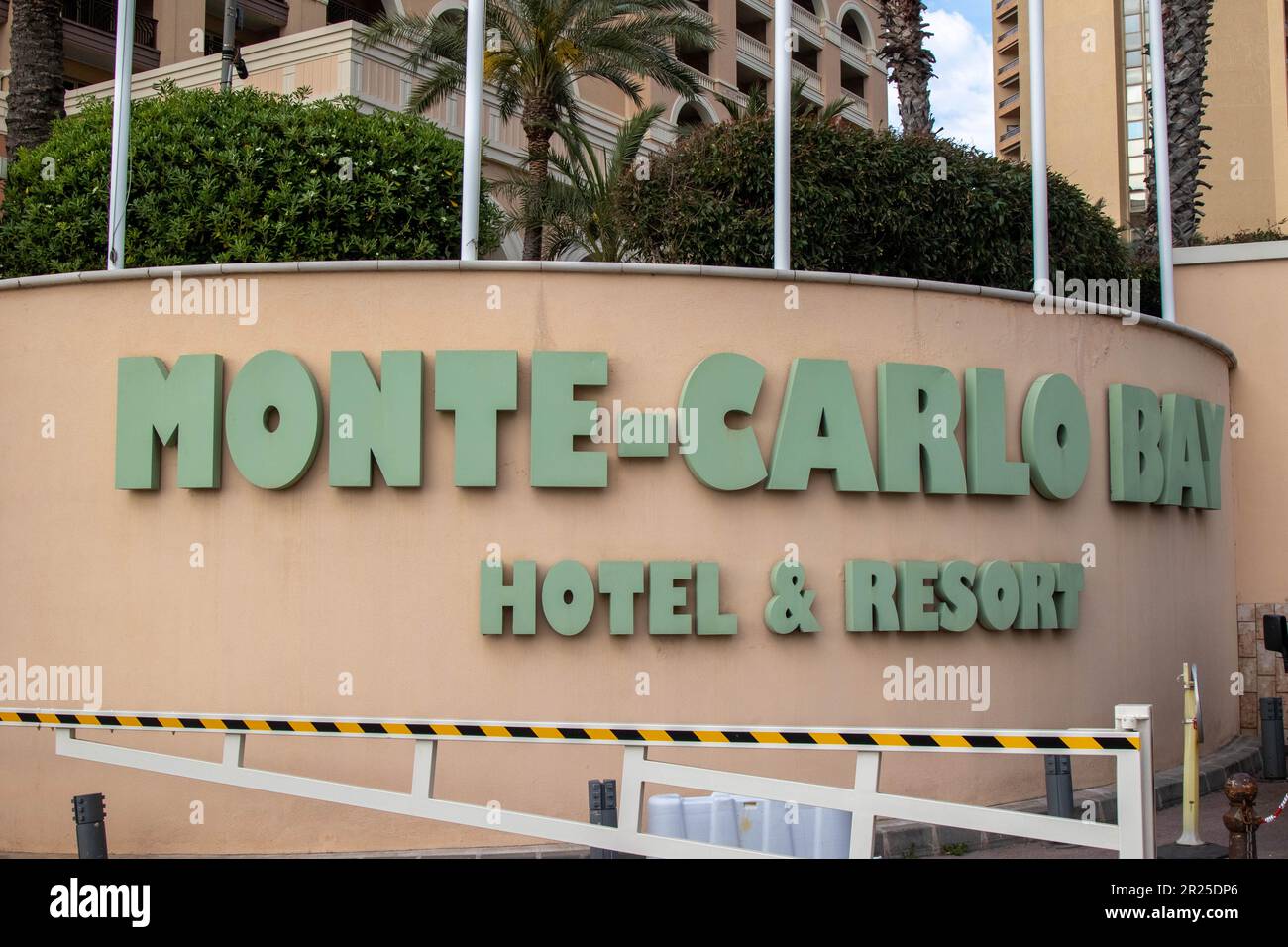 Monaco, Monaco, April 21. 2023:- das Monte-Carlo Bay Hotel & Resort befindet sich im Larvotto Bezirk Stockfoto