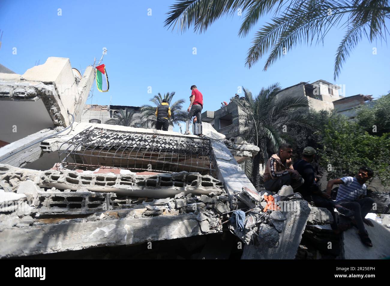 Ein Blick auf das Haus der Familie al-Misri, das vollständig zerstört wurde, nachdem Israel Luftangriffe in den Bezirk Beit Lahia von Gaza City startete. Palästina. Stockfoto