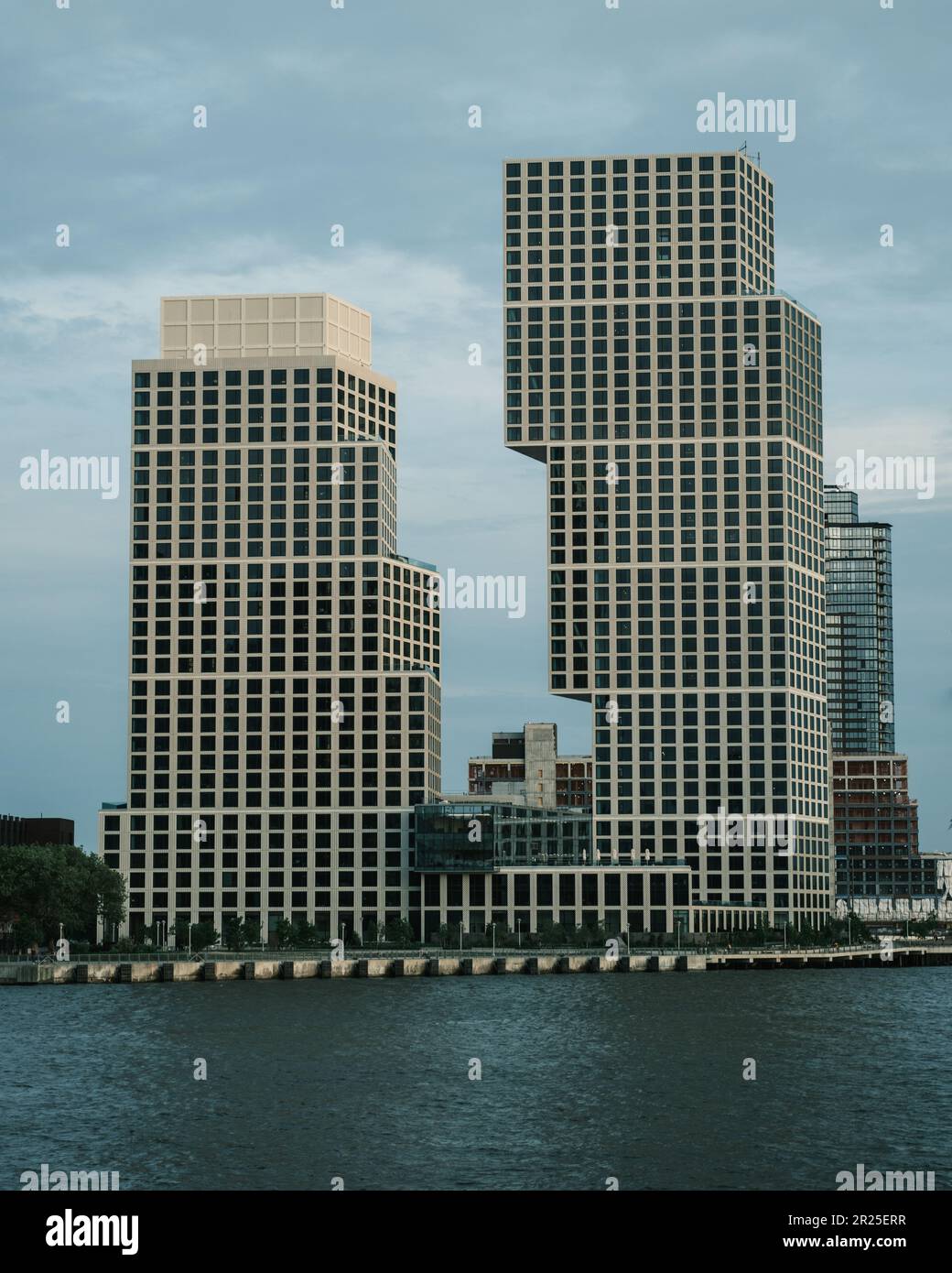 Blick auf die Eagle + West Towers von Long Island City, Queens, New York City Stockfoto