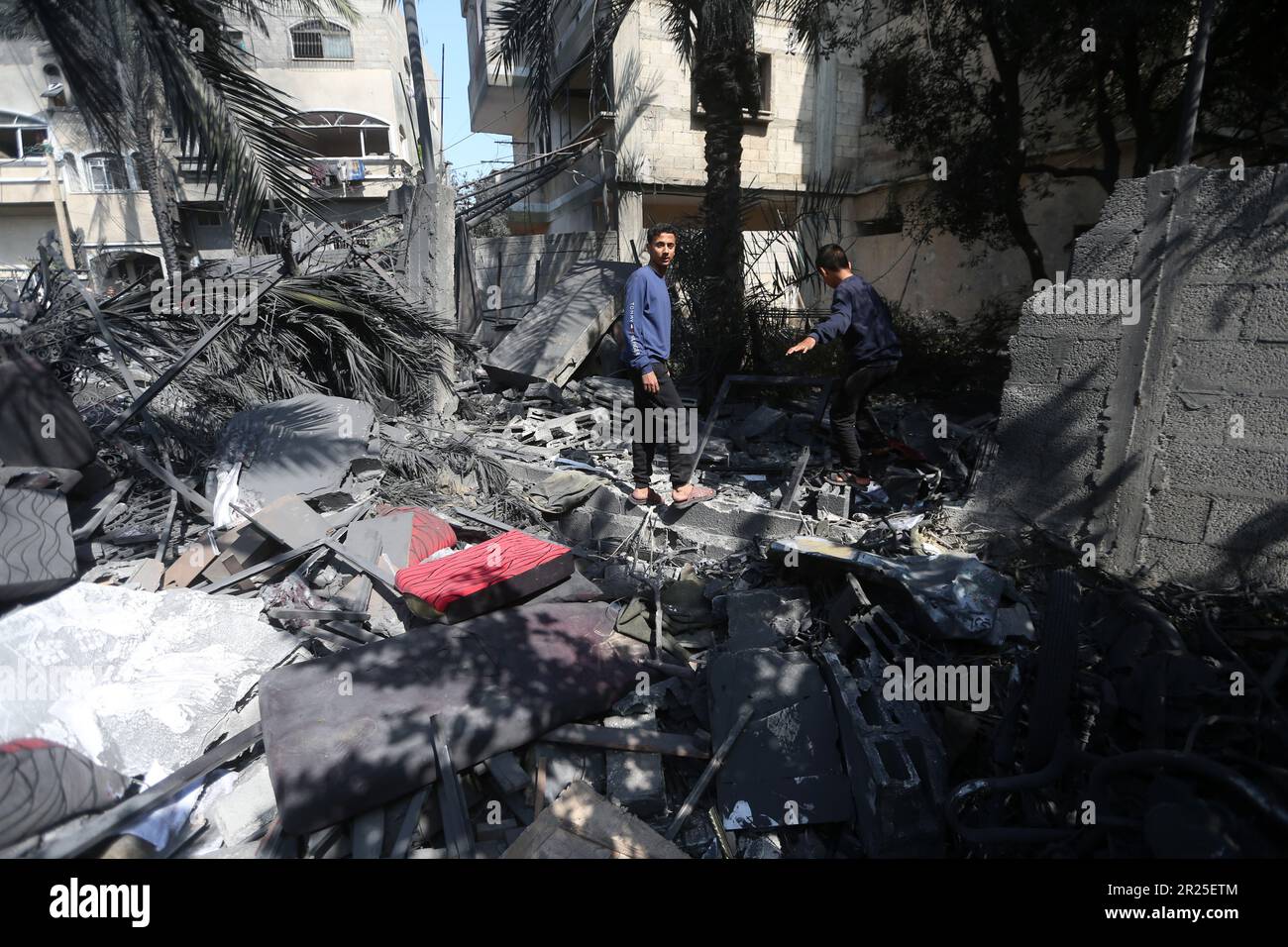 Ein Blick auf das Haus der Familie al-Misri, das vollständig zerstört wurde, nachdem Israel Luftangriffe in den Bezirk Beit Lahia von Gaza City startete. Palästina. Stockfoto