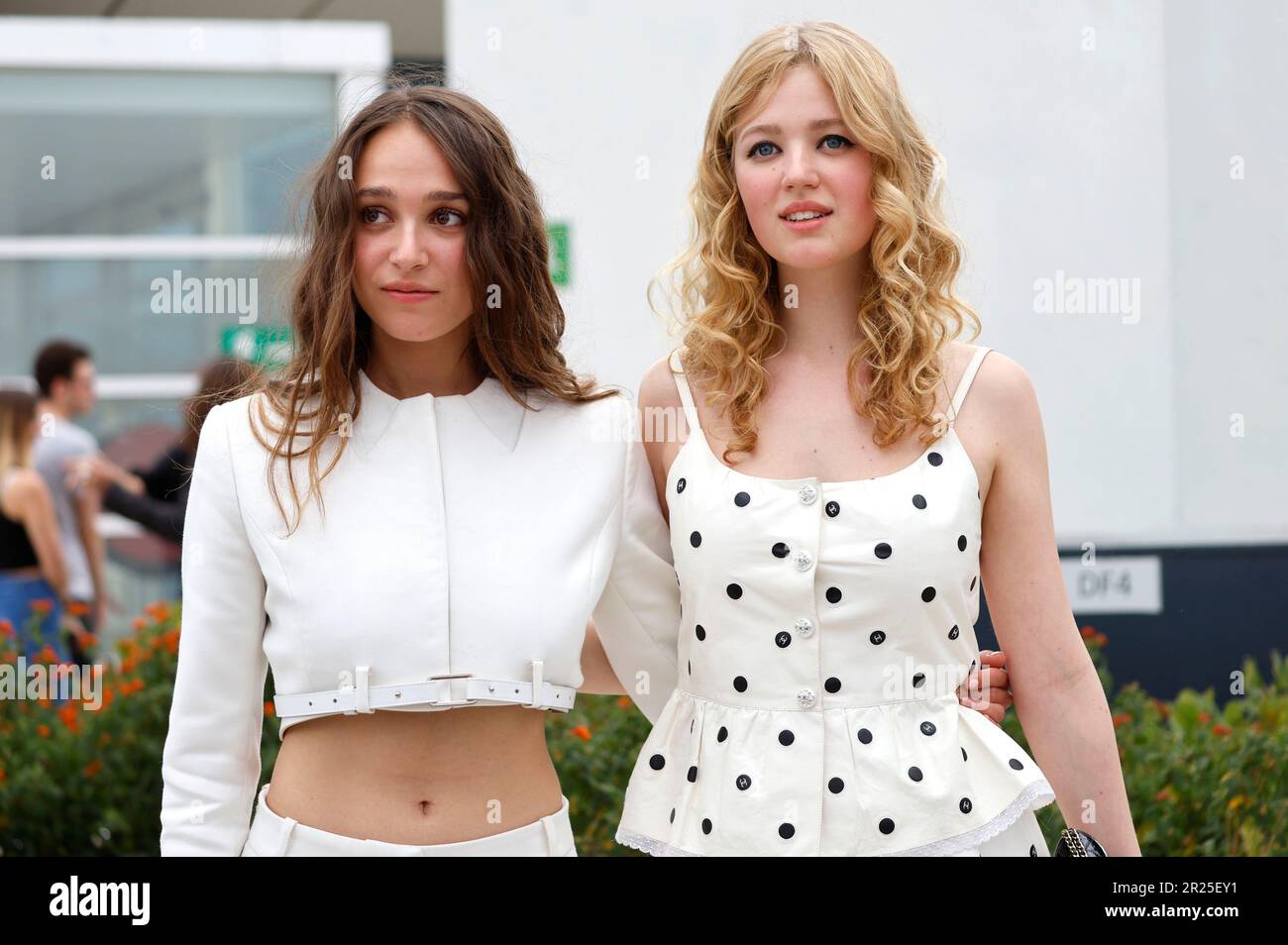 Cannes, Frankreich. 17. Mai 2023. Capucine Valmary und Pauline Pollmann beim Photocall zum Kinofilm 'Jeanne du Barry' auf dem Festival de Cannes 2023/76. Internationale Filmfestspiele von Cannes am Palais des Festivals. Cannes, 17., 05,2023 Kredit: Geisler-Fotopress GmbH/Alamy Live News Stockfoto