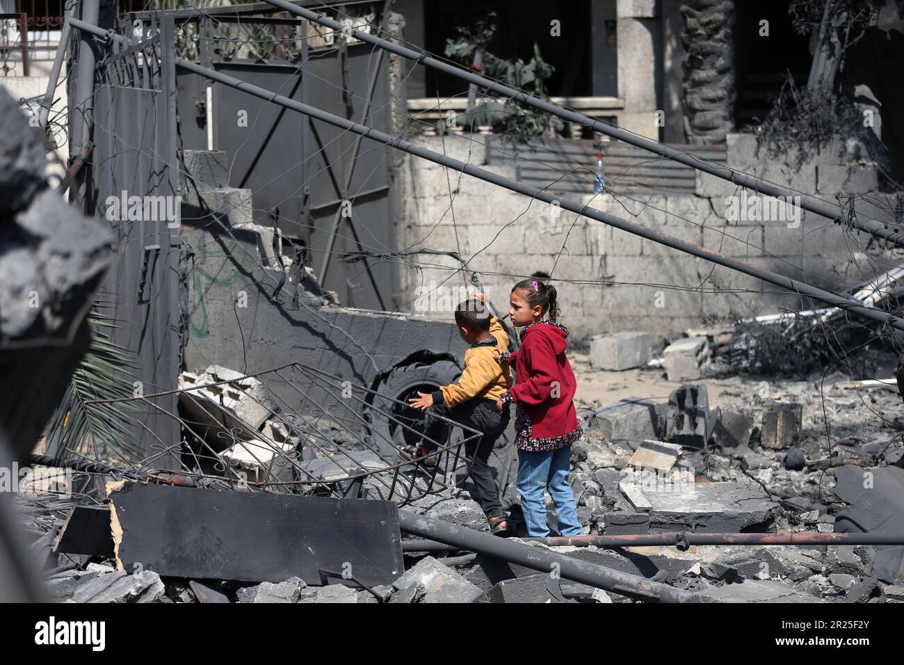 Ein Blick auf das Haus der Familie al-Misri, das vollständig zerstört wurde, nachdem Israel Luftangriffe in den Bezirk Beit Lahia von Gaza City startete. Palästina. Stockfoto