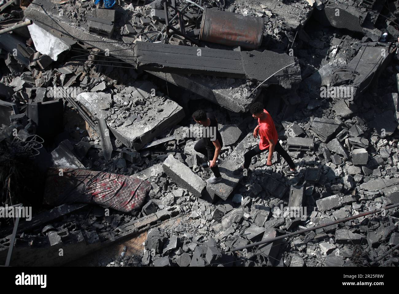 Ein Blick auf das Haus der Familie al-Misri, das vollständig zerstört wurde, nachdem Israel Luftangriffe in den Bezirk Beit Lahia von Gaza City startete. Palästina. Stockfoto