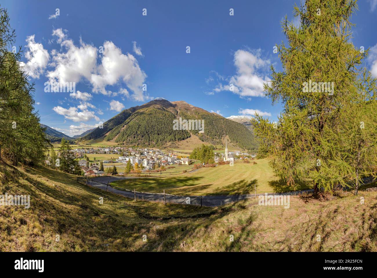 Blick auf ein Dorf im Tal *** Lokale Beschriftung *** Zernez, , Schweiz, Landschaft, Feld, Wiesen, Bäume, Herbst, Berge, Hügel, Stockfoto