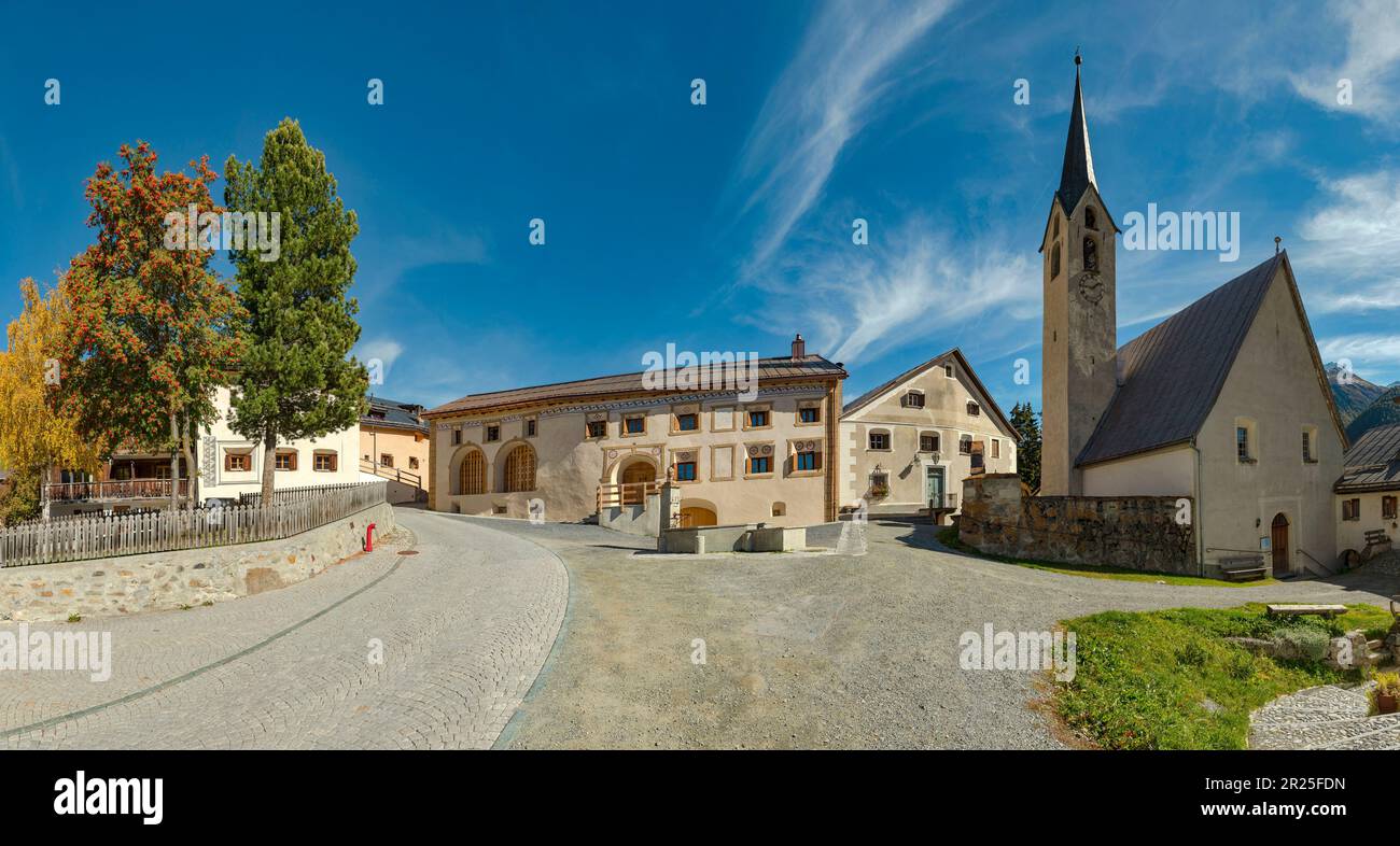 Reformierte Kirche in einem historischen Dorf *** Lokale Beschriftung *** Guarda, , Schweiz, Stadt, Dorf, Herbst, Stockfoto
