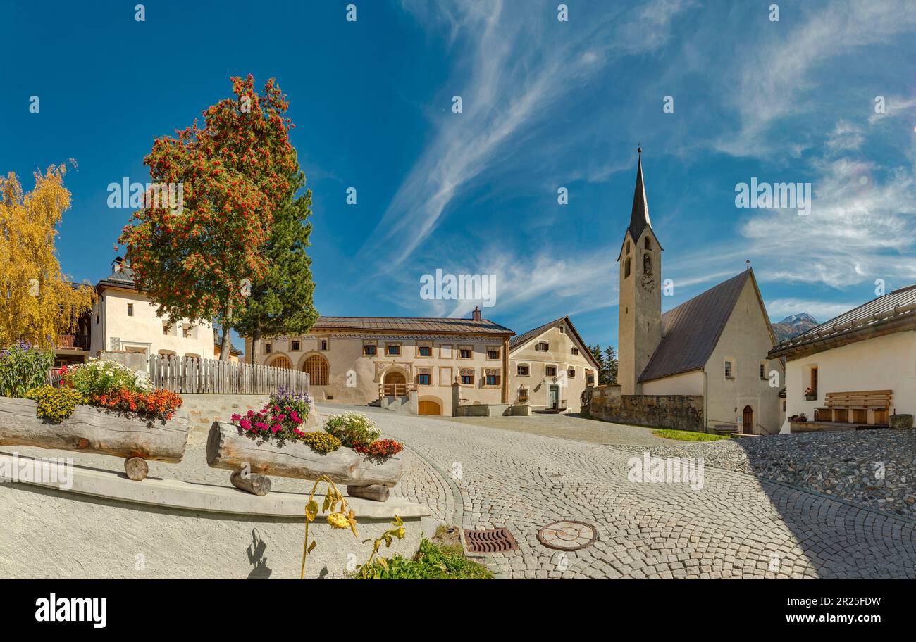 Reformierte Kirche in einem historischen Dorf *** Lokale Beschriftung *** Guarda, , Schweiz, Stadt, Dorf, Herbst, Stockfoto