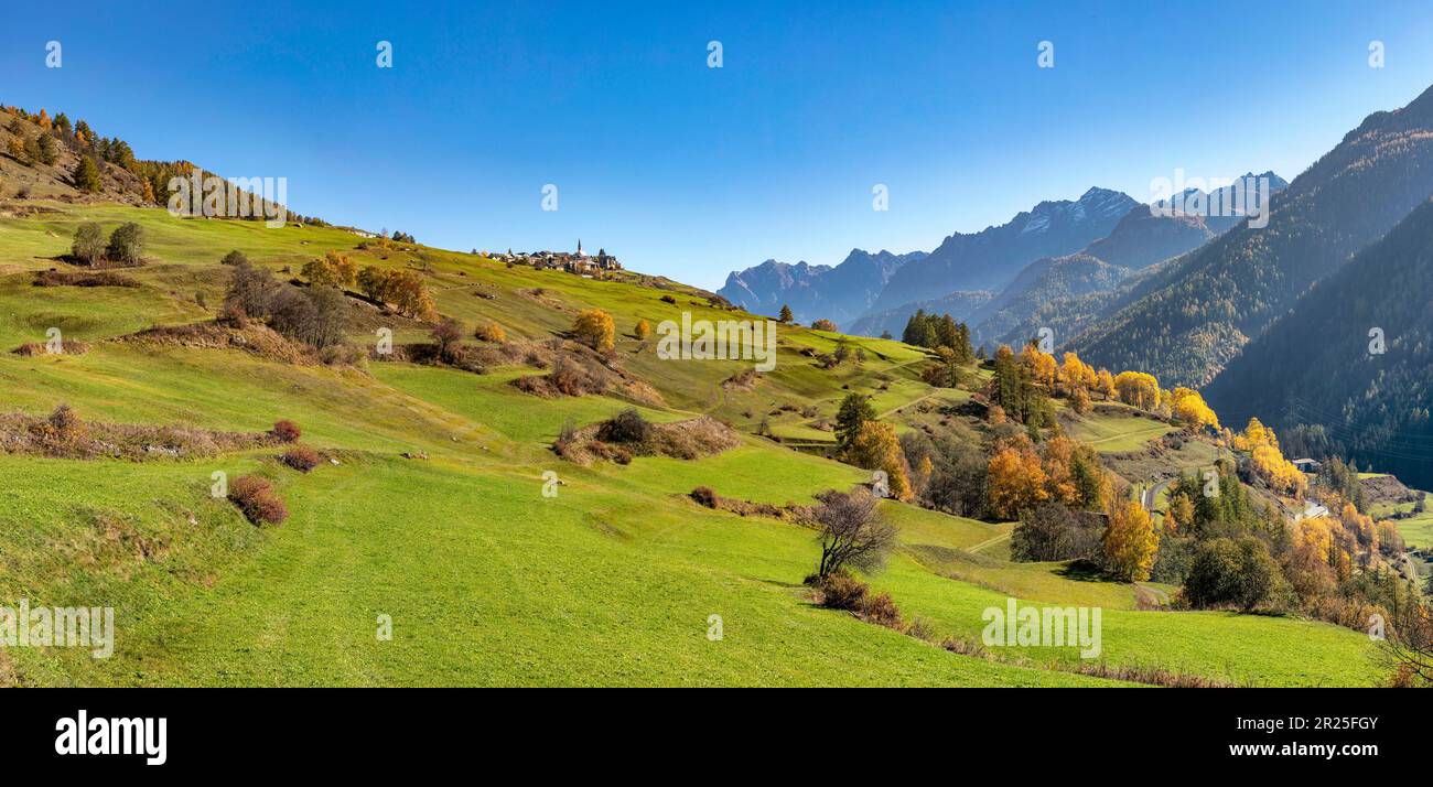 The Inn Valley *** Lokale Bildunterschrift *** Lavin - Guarda, , Schweiz, Landschaft, Feld, Wiesen, Bäume, Herbst, Berge, Hügel, Stockfoto