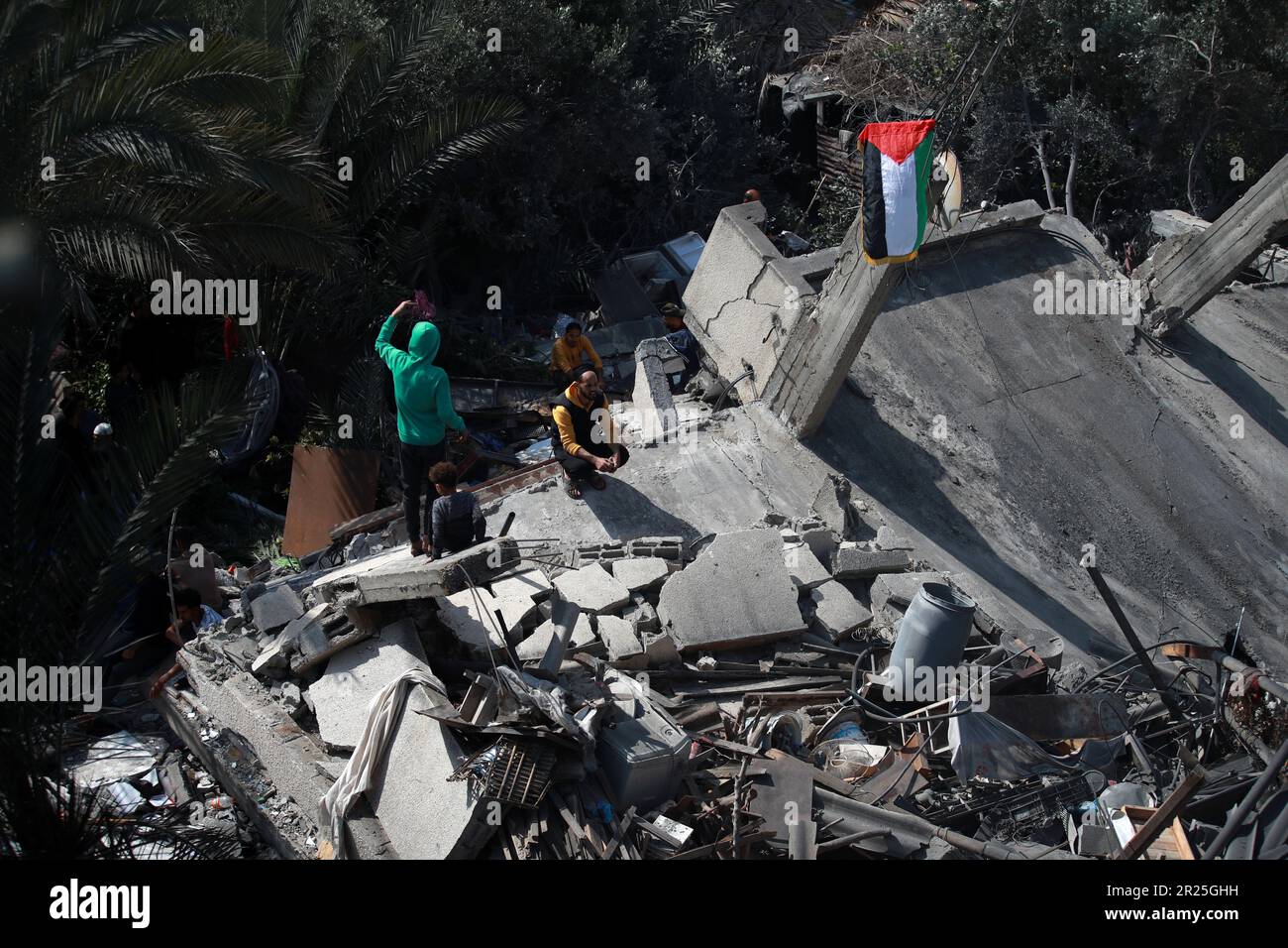 Ein Blick auf das Haus der Familie al-Misri, das vollständig zerstört wurde, nachdem Israel Luftangriffe in den Bezirk Beit Lahia von Gaza City startete. Palästina. Stockfoto