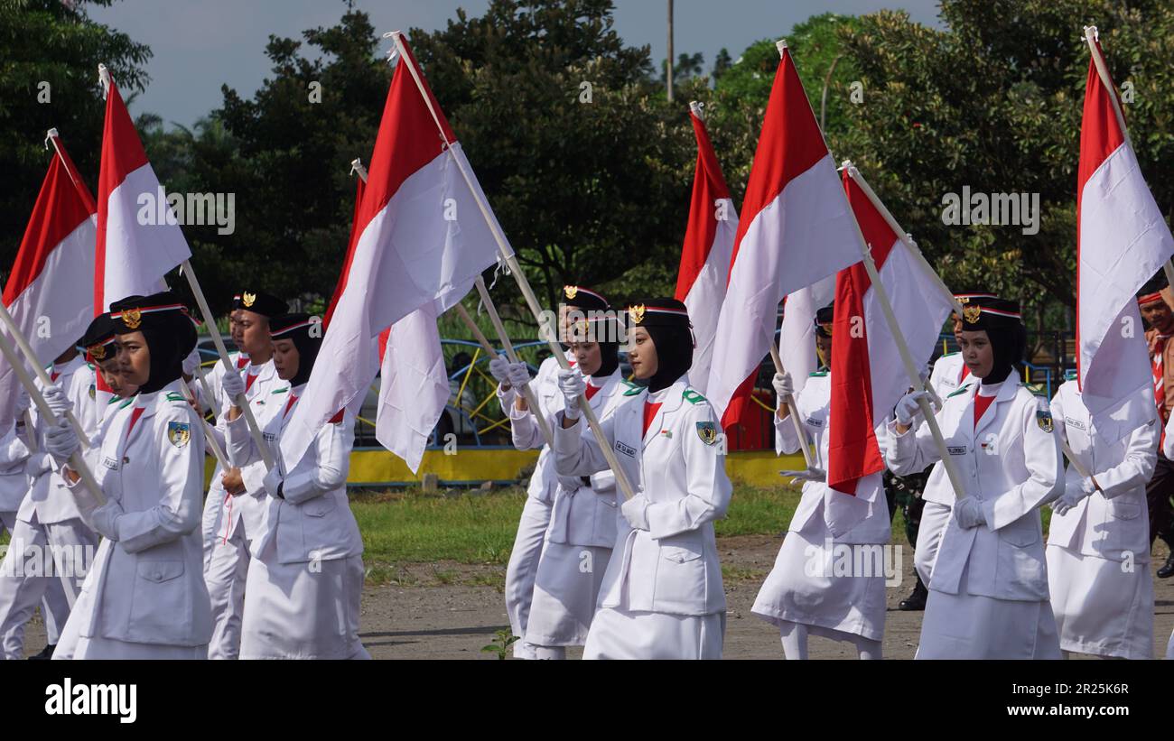 Indonesische Flaggenraiser auf Kirab kebangsaan (nationaler Karneval) Stockfoto