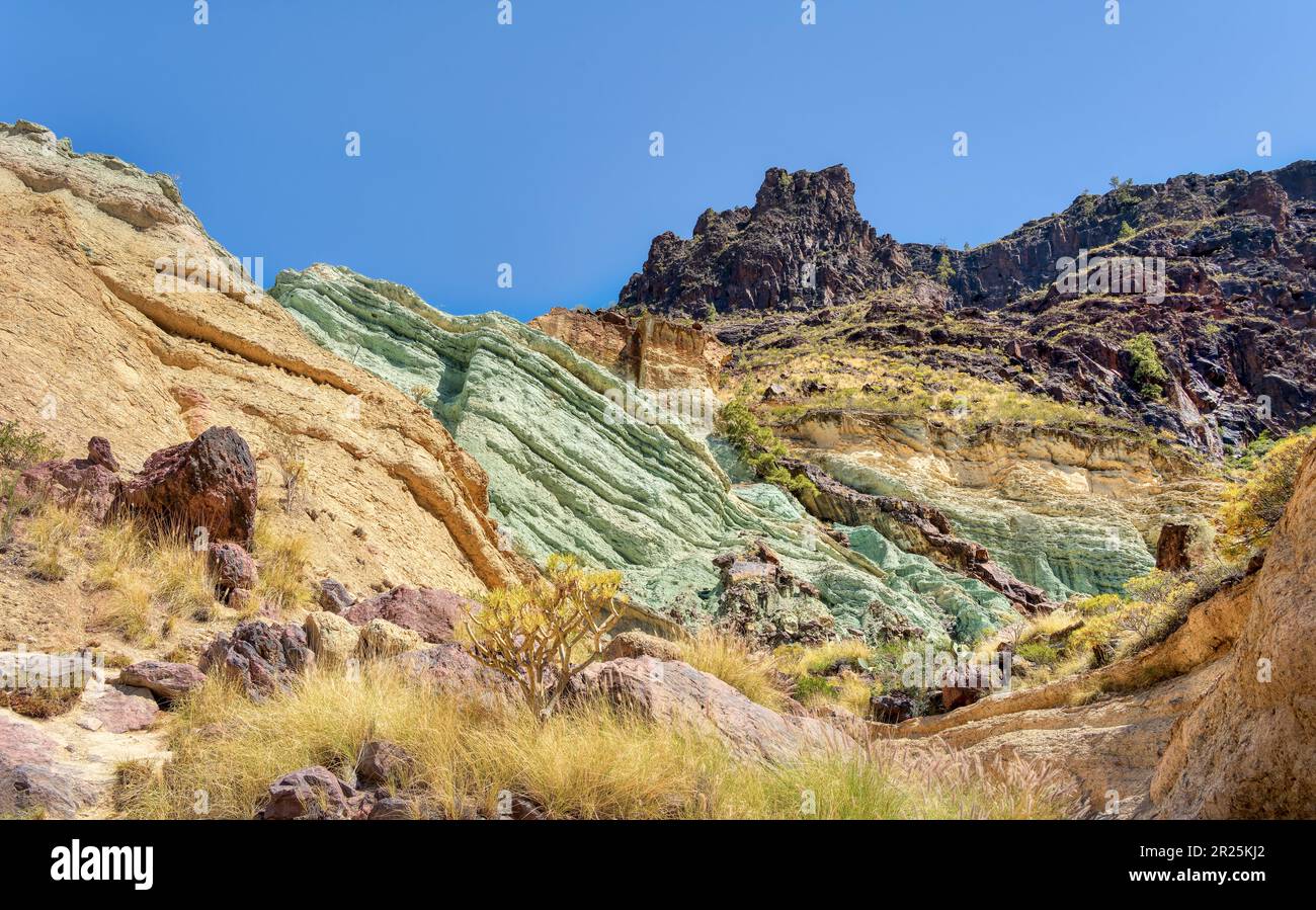 Naturdenkmal Fuente de los Azulejos, eine farbenfrohe Felsformation, auch bekannt als Regenbogenfelsen in der Nähe von Mogán auf der Insel Gran Canaria, Spanien Stockfoto
