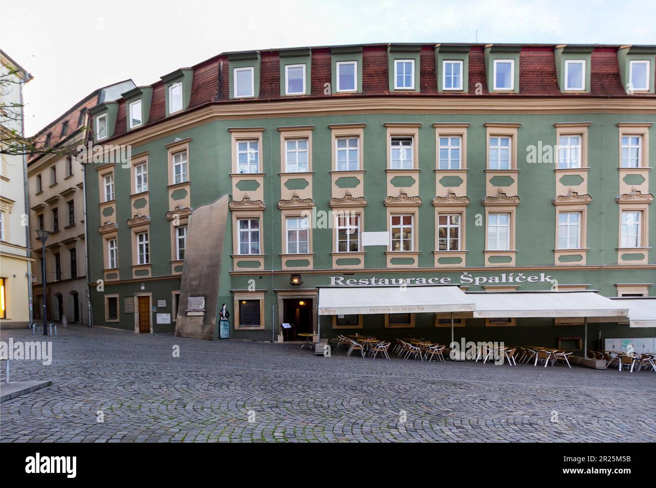 Brünn, Tschechische Republik - Mai 2023: Stadtbild. Terrasse des Restaurants Spalishek im Zentrum von Brünn, tschechische Küche Stockfoto