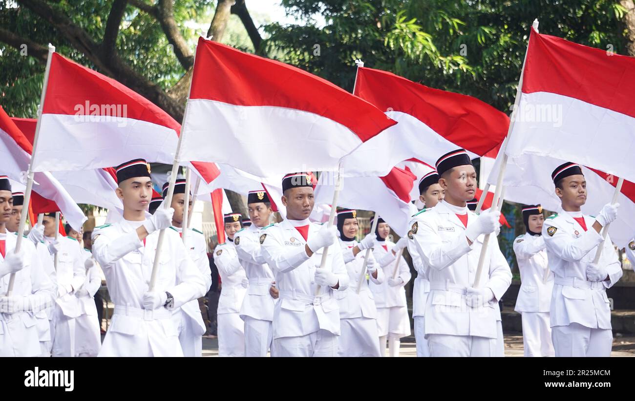 Indonesische Flaggenraiser auf Kirab kebangsaan (nationaler Karneval) Stockfoto