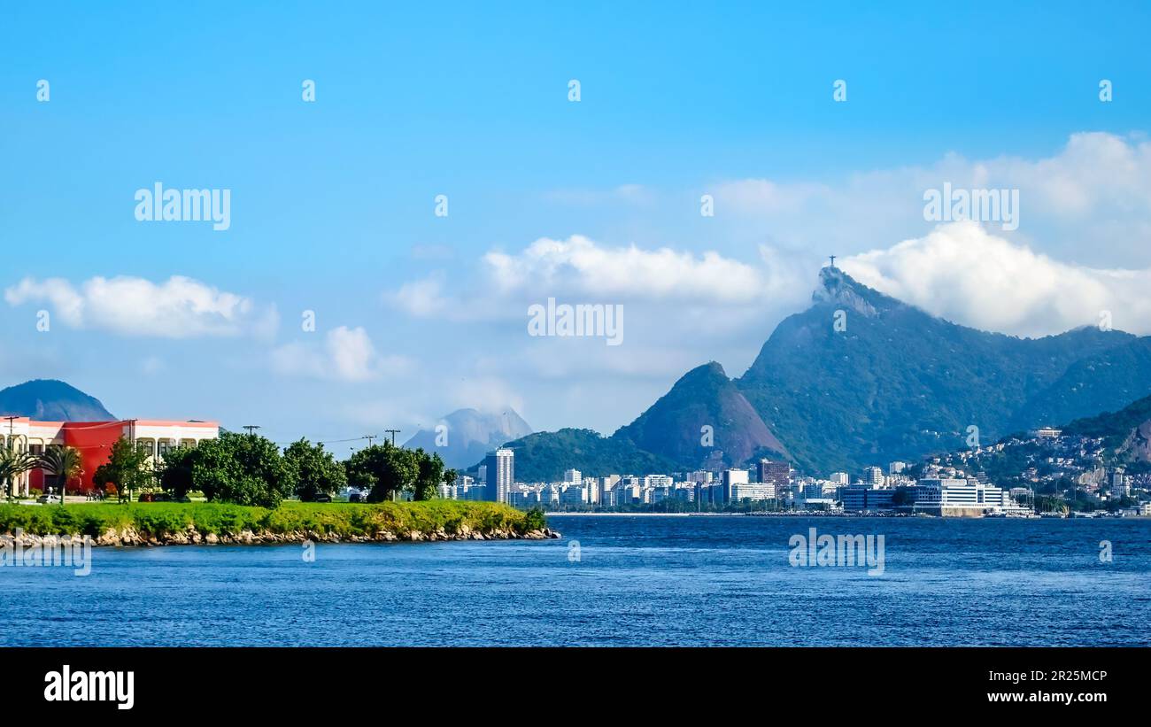 Rio de Janeiro, Brasilien - 2. Mai 2023: Stadtbild mit Mount Corcovado im Hintergrund. Stockfoto