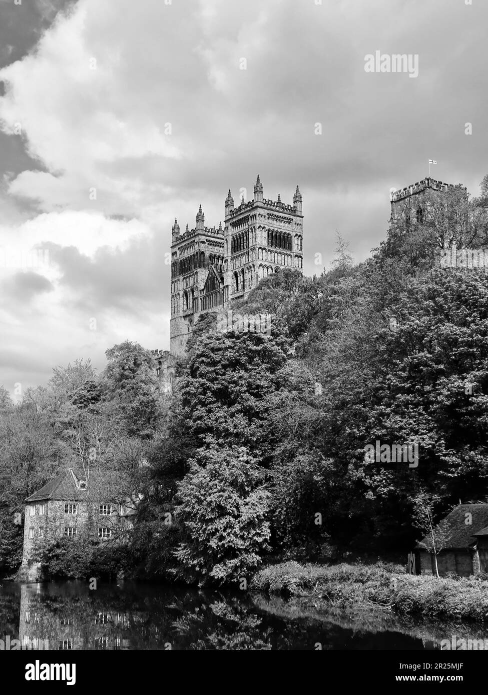 Durham, Großbritannien - 9. Mai 2023 : Blick vom Prince Bishop River Trip auf dem Fluss Wear. Durham Kathedrale. Schwarzweißbild Stockfoto