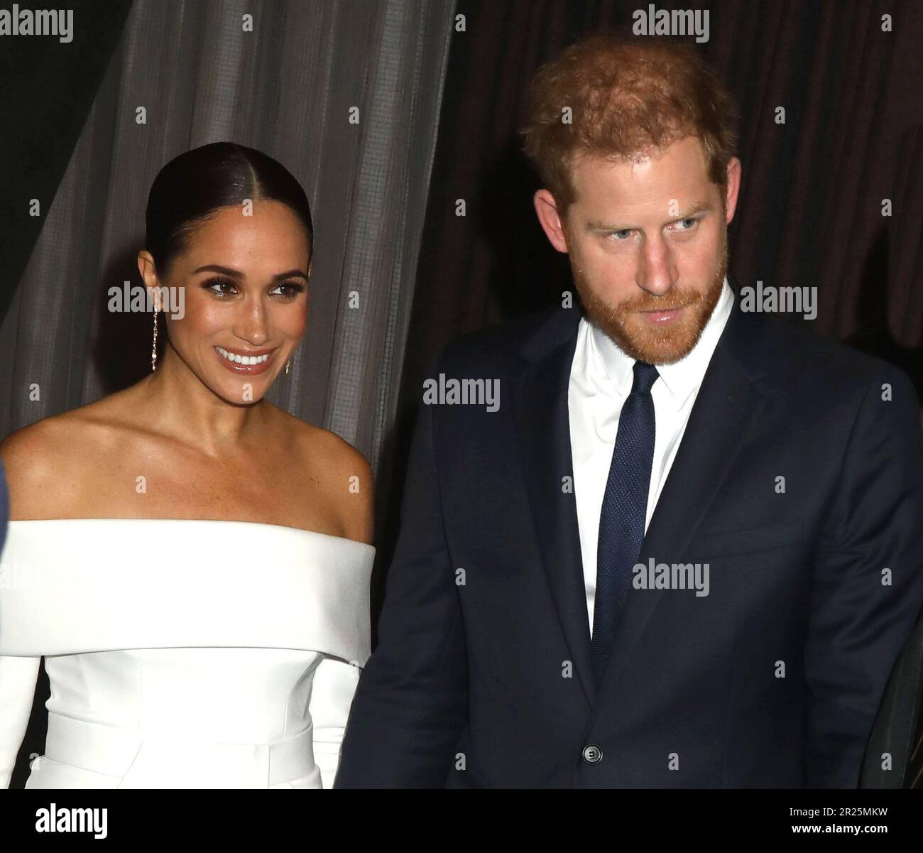 17. Mai 2023: PRINZ HARRY und seine Frau MEGHAN MARKLE waren an einer "beinahe katastrophalen" Verfolgungsjagd mit Paparazzi-Fotografen in New York beteiligt, so sein Sprecher. Der Vorfall geschah, nachdem Harry Meghan zu den Women of Vision Awards im Ziegfeld Ballroom der Stadt begleitete. DATEIFOTO AUFGENOMMEN AM: 6. Dezember 2022, New York City, New York, USA: MEGHAN MARKLE und PRINCE HARRY, der Herzog und Herzogin von Sussex, gesehen während der rote Teppich auf der Robert F. Kennedy Human Rights Ripple of Hope Gala im New York Midtown Hilton Hotel eintrifft. (Kreditbild: © Nancy Ka Stockfoto