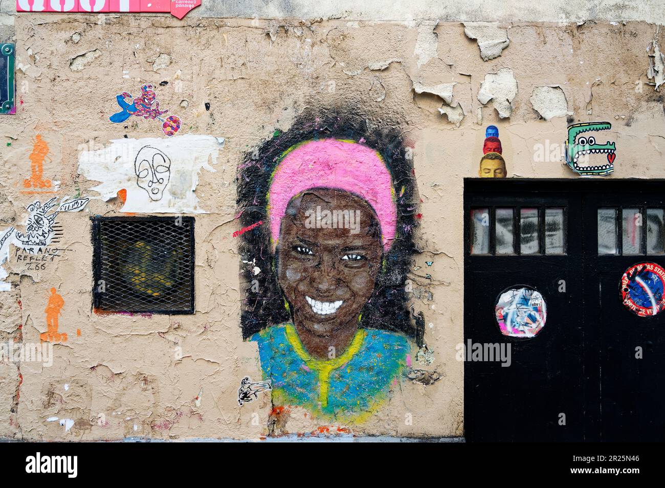 Verschiedene Straßenkunsttechniken an einer Wand. Inklusive Porträt in einer Pariser Mauer. Stockfoto
