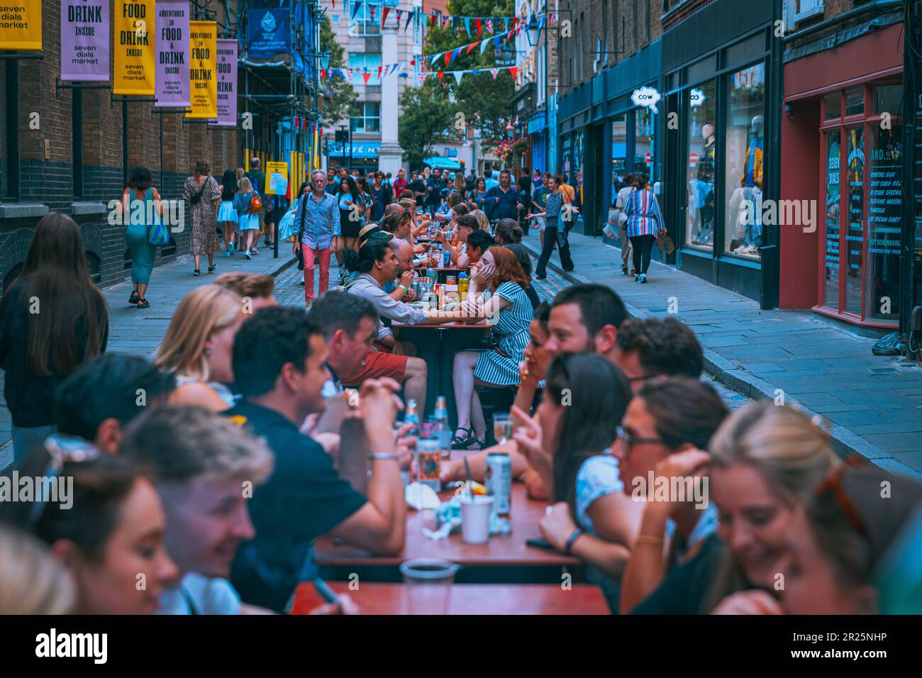 Leute essen in der Straße, Carnaby, London Stockfoto