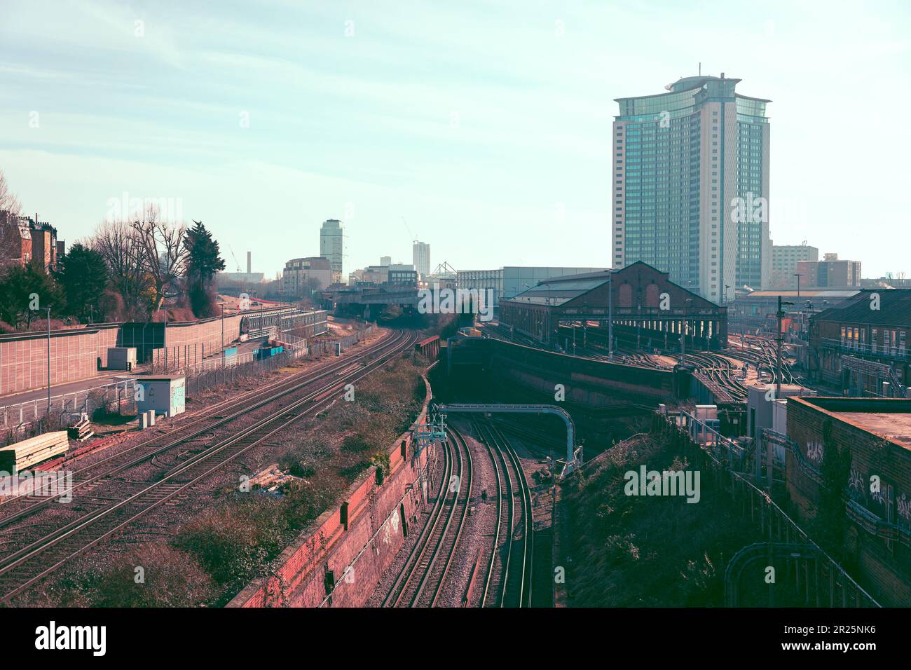 Bahnkreuze in London Stockfoto