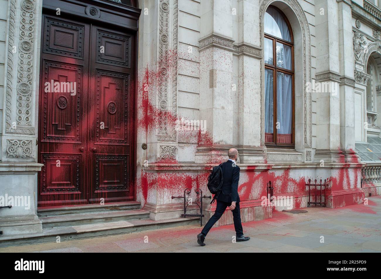 Whitehall, London, Großbritannien. 17. Mai 2023. Palästina Action hat am Montag getwittert: "Palästina Action besprühte das britische Auswärtige Amt mit blutroter Farbe, um 75 Jahre seit Beginn der ethnischen Säuberung Palästinas zu gedenken". Zwei palästinensische Aktivisten wurden wegen dieser Aktion von Nakba 75 gegenüber dem Cenotaph in Whitehall von der Polizei verhaftet. Beunruhigte Touristen gingen heute am Außenministerium vorbei und schauten sich die Folgen der roten Farbe an, die auf dieses historische Gebäude gesprüht wurde. Kredit: Alamy Live News Stockfoto