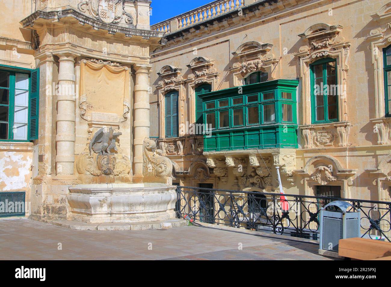 Das Foto wurde im Januar auf der Insel Malta aufgenommen. Das Foto zeigt die traditionelle Architektur der Altstadt von Valletta. Stockfoto