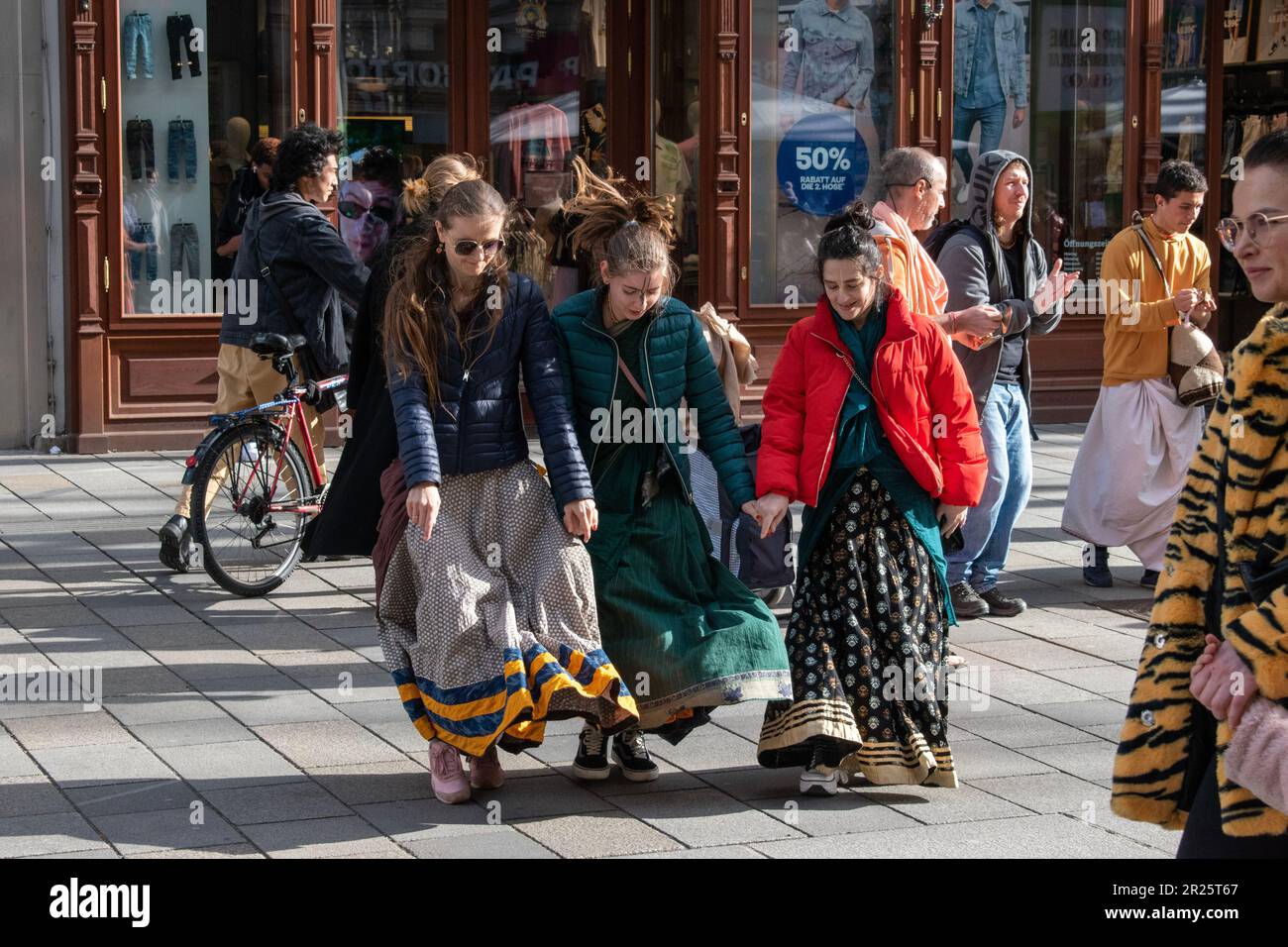 Wien, Österreich - 01. April 2023: Gesang und Tanz (Hare RAM Hare Krishna) auf dem Public Place Mariahilferstraße, Wien Stockfoto