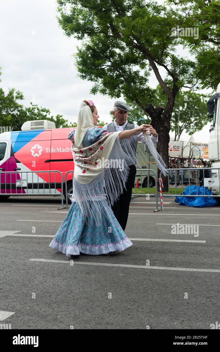 Madrid, Spanien; 14. Mai 2023: Erwachsenes Paar, das Chotis und Pasodobles tanzt, gekleidet in den typischen und traditionellen Kostümen von Madrid, Spanien; auf den Fas Stockfoto