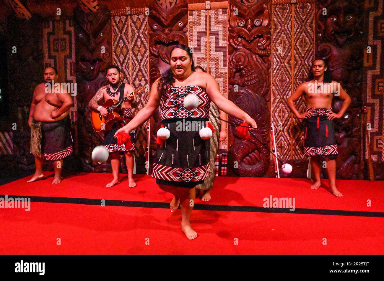 Powhiri, der traditionelle Māori-Willkommenstanz Stockfoto