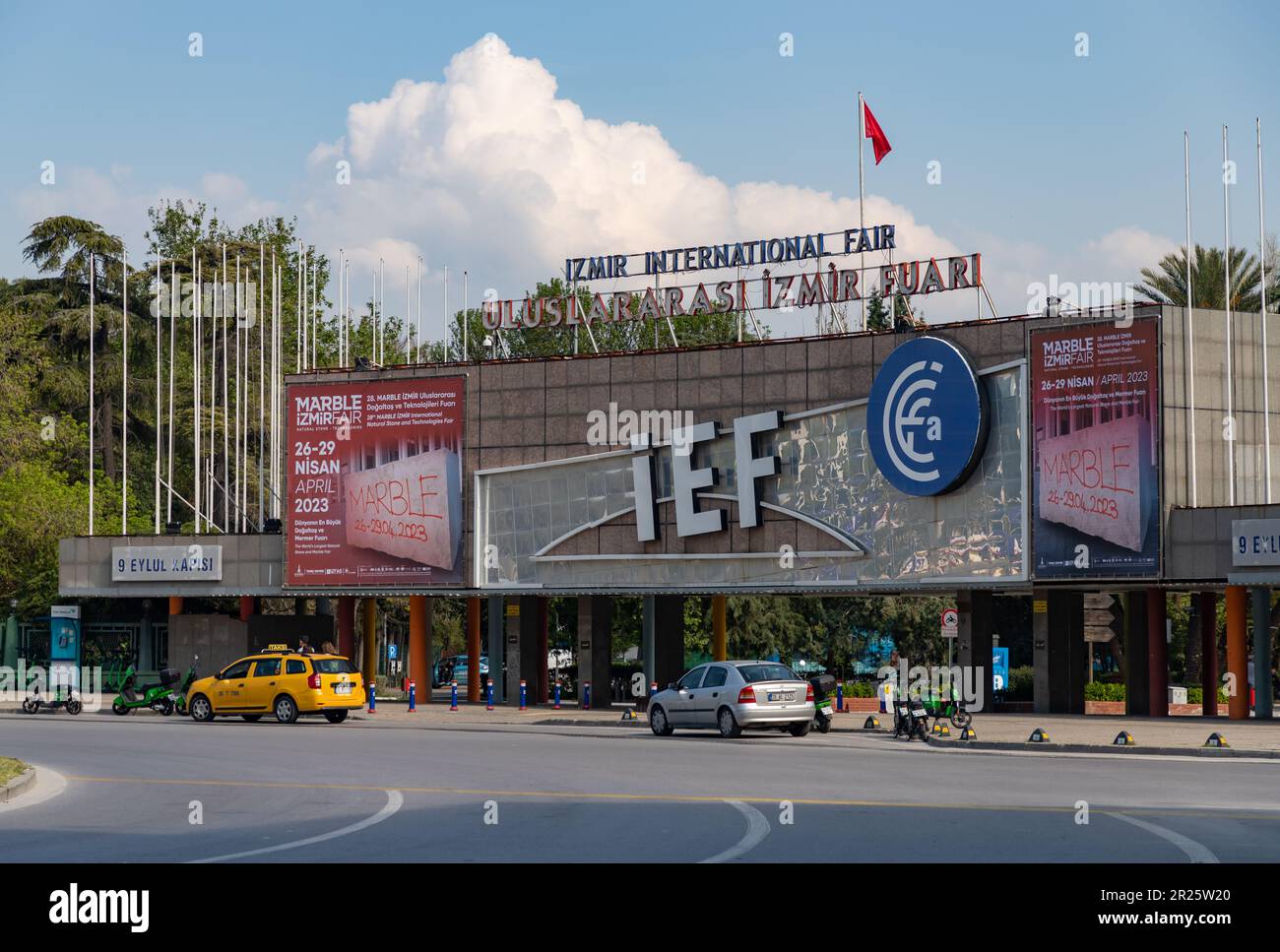 Ein Bild der Izmir International Fair Schilder am Eingang zum Kulturpark. Stockfoto