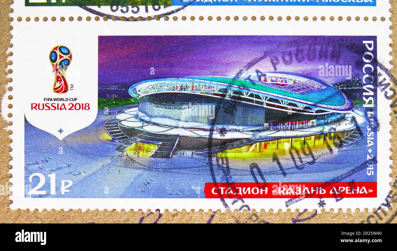 MOSKAU, RUSSLAND - 30. OKTOBER 2022: In Russland gedruckte Briefmarken zeigen Stadion Kazan Arena, FIFA Weltmeisterschaft 2018, Russland - Stadiumsserie, ca. 2015 Stockfoto