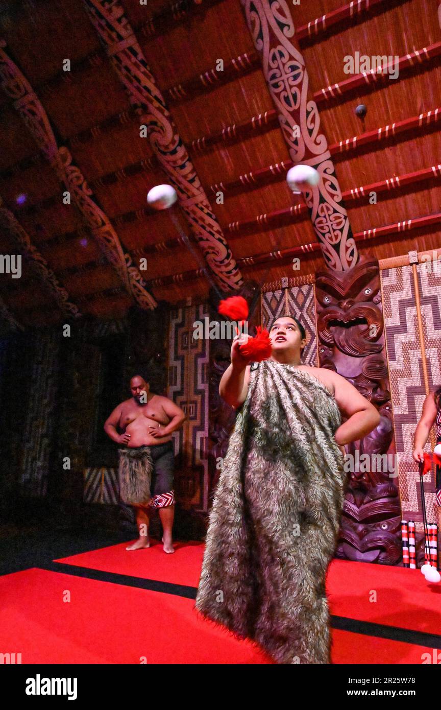 Powhiri, der traditionelle Māori-Willkommenstanz Stockfoto