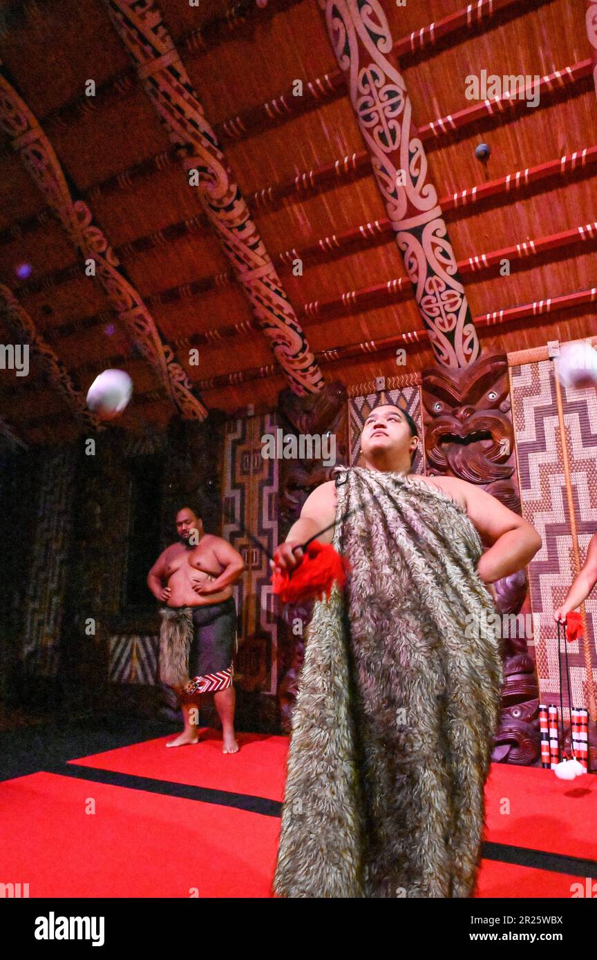 Powhiri, der traditionelle Māori-Willkommenstanz Stockfoto
