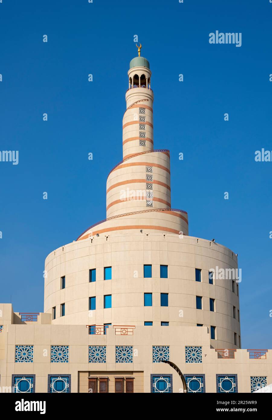 Minarett der Spiralmoschee, bin Zaid, Fanar Islamic Culture Center, Doha, Katar Stockfoto