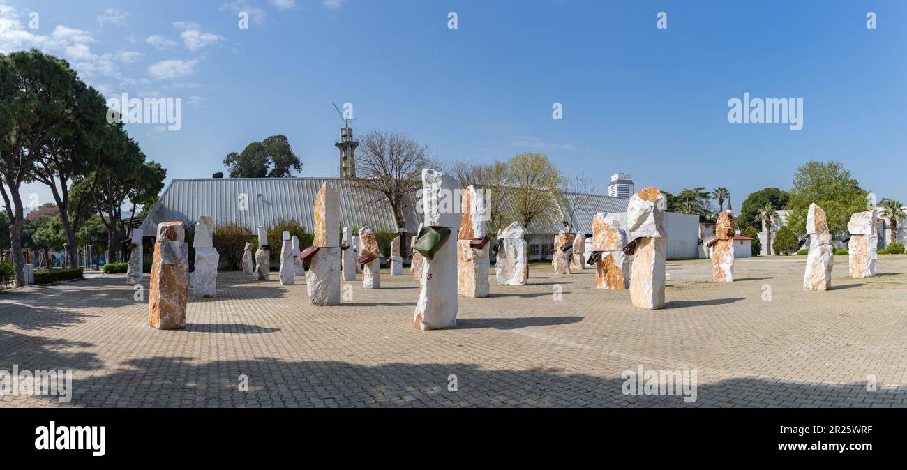 Ein Bild einer Ausstellung mit Steinen und Koffern in der Kulturpark Art Gallery, Teil des Izmir Painting and Sculpture Museums. Stockfoto