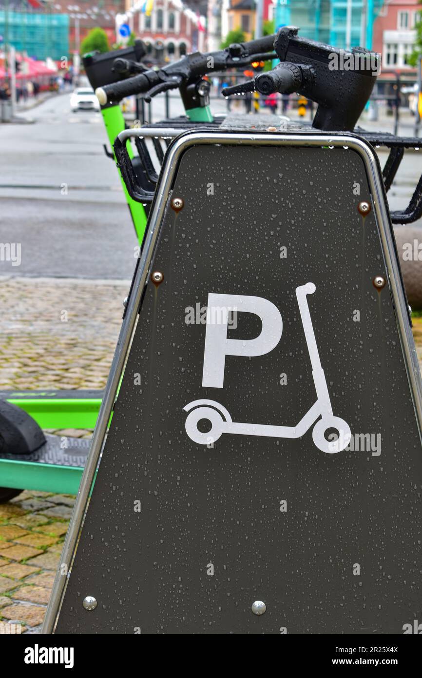 Schild für Elektroroller zum Vermieten von Parkplätzen. Ökologische Transportmittel in Bergen, Norwegen, Skandinavien, Europa Stockfoto