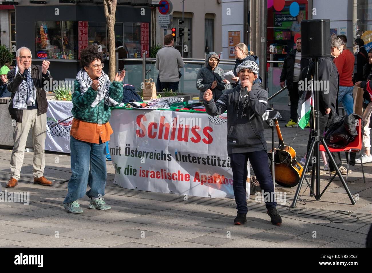 Wien, Österreich - März 2023 : Gesang auf der Straße für die Menschen , Freies Palästina. Protest. Stockfoto