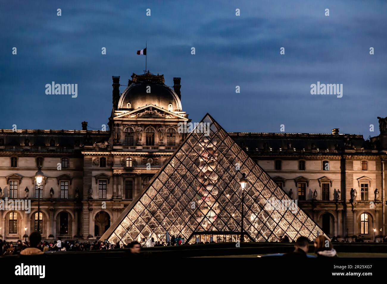 Paris, Frankreich - 30 2022. Dez.: Fassade des Louvre-Palastes mit Pyramide und Riesenrad in Paris Stockfoto