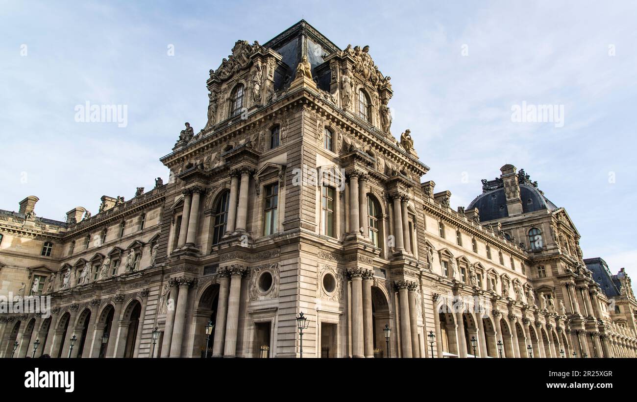 Paris, Frankreich - 30 2022. Dez.: Fassade des Louvre-Palastes mit Pyramide und Riesenrad in Paris Stockfoto