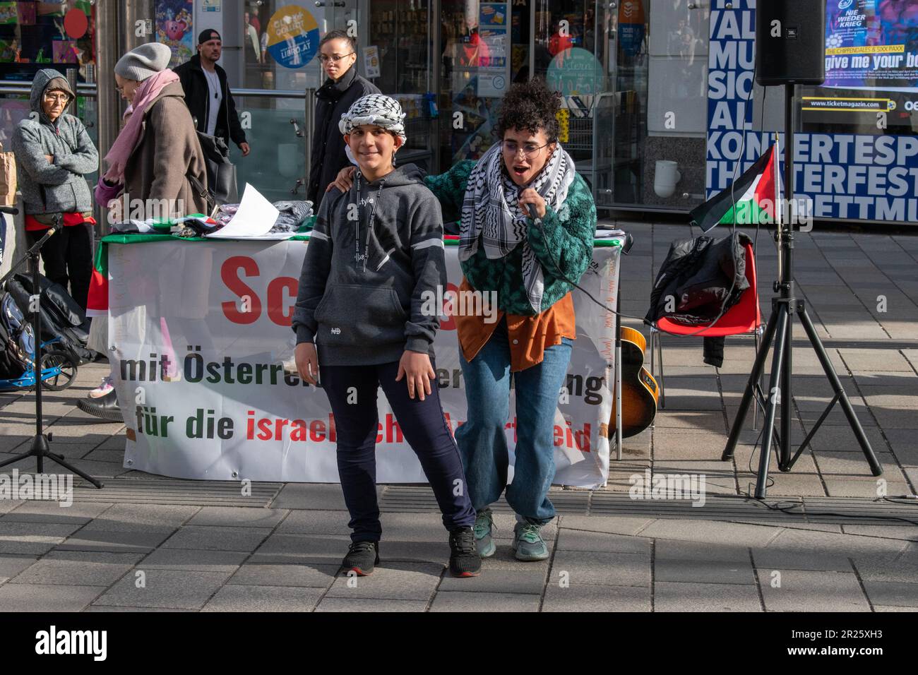 Wien, Österreich - März 2023 : Gesang auf der Straße für die Menschen , Freies Palästina. Protest. Stockfoto