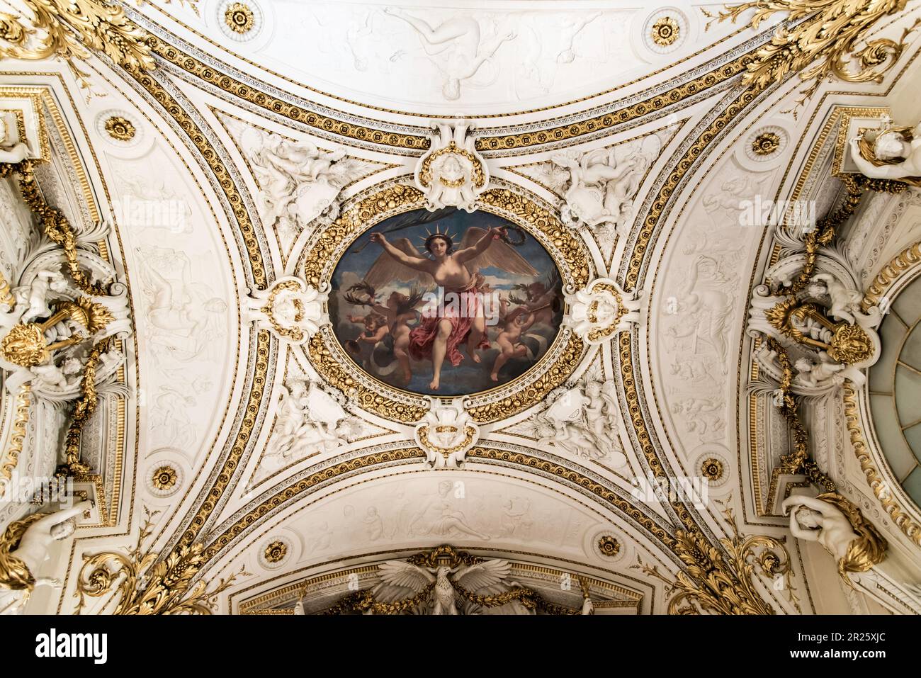 Paris, Frankreich - 31. Dez. 2022: Die beeindruckende Gewölbedecke im Louvre in Paris Stockfoto