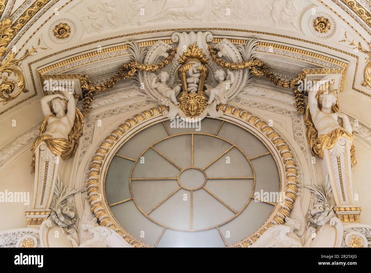Paris, Frankreich - 31. Dez. 2022: Die beeindruckende Gewölbedecke im Louvre in Paris Stockfoto