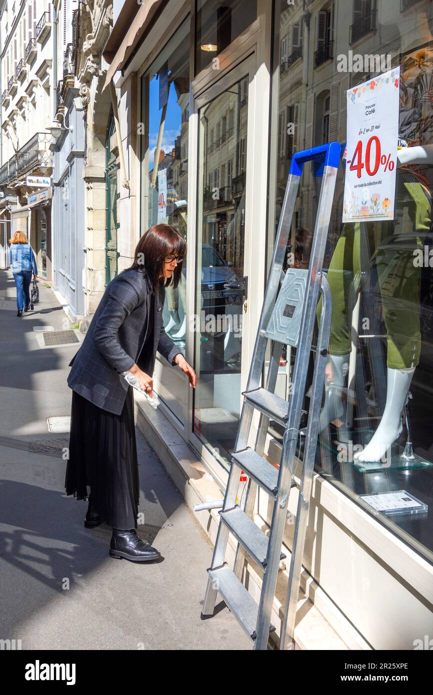 Elegant gekleidete Putzfrauen Fenster - Tours, Indre-et-Loire (37), Frankreich. Stockfoto