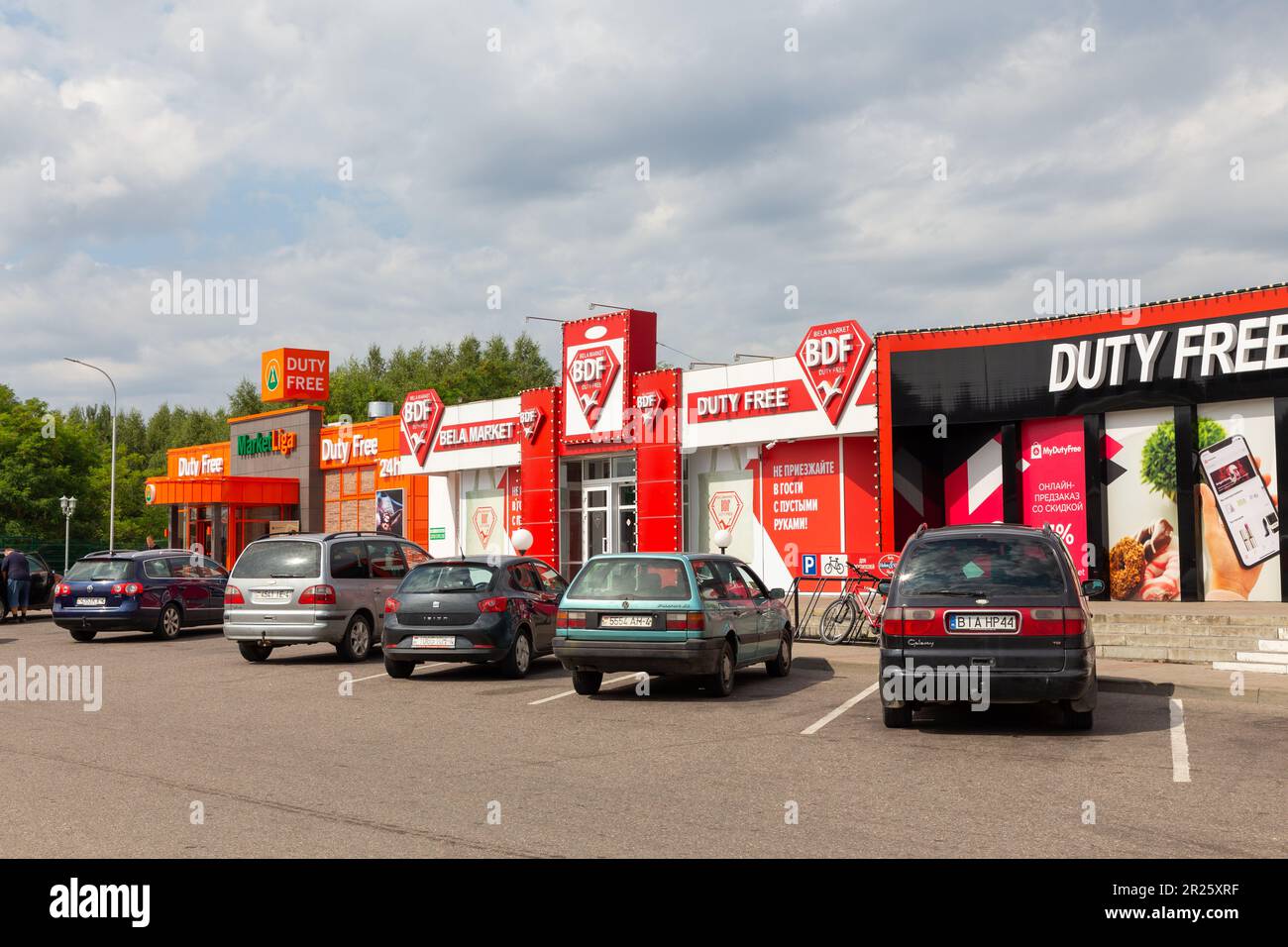 Bruzgi, Belarus - 11. August 2019: Autos, die die Grenze überqueren, werden in der Nähe von Geschäften in der Duty-Free-Zone am Checkpoint Bruzgi geparkt Stockfoto