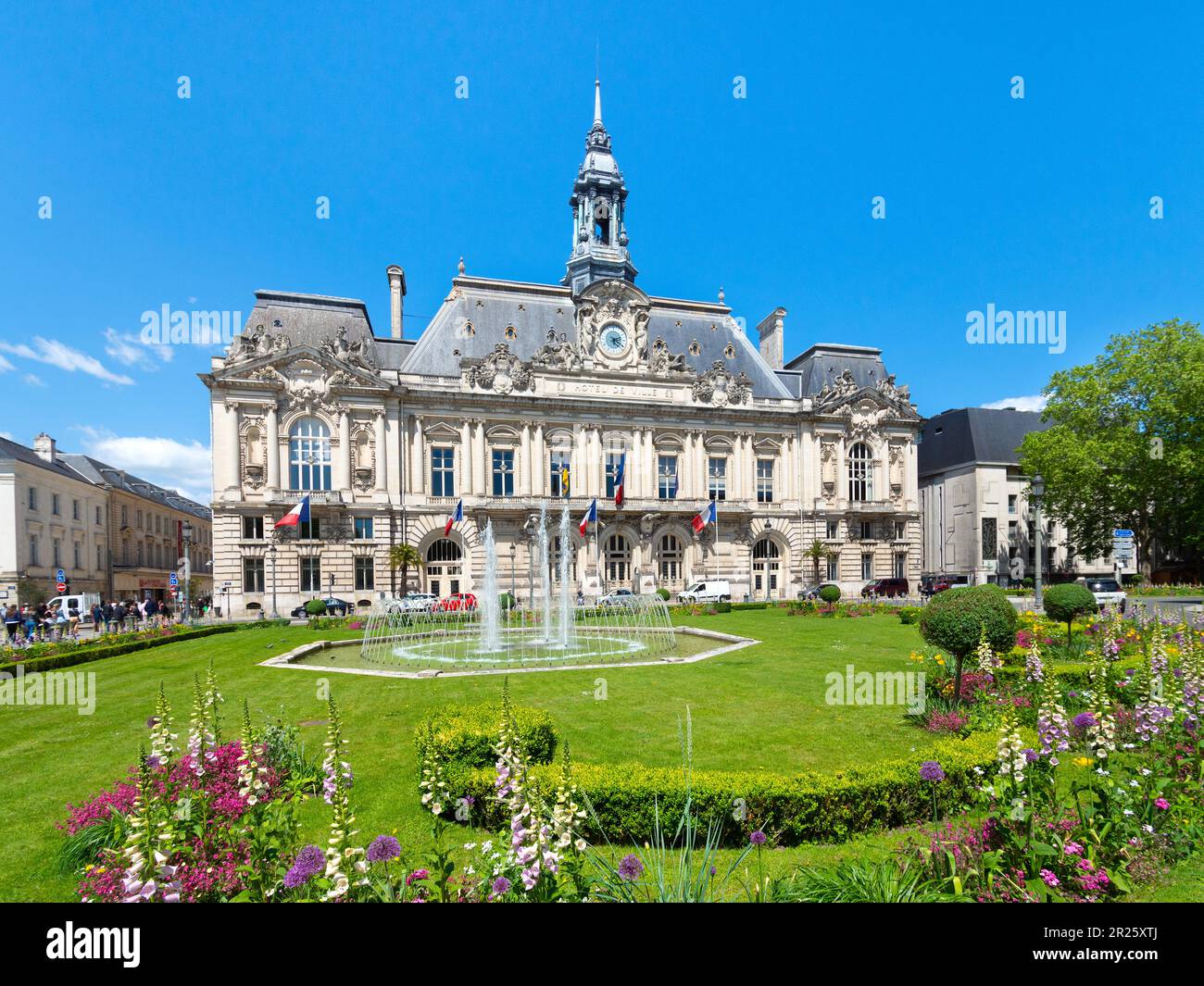 Rathaus entworfen vom Beaux-Arts-Architekten Victor Laloux, mit kunstvollen Statuen und einem Uhrenturm - Tours, Indre-et-Loire (37), Frankreich. Stockfoto