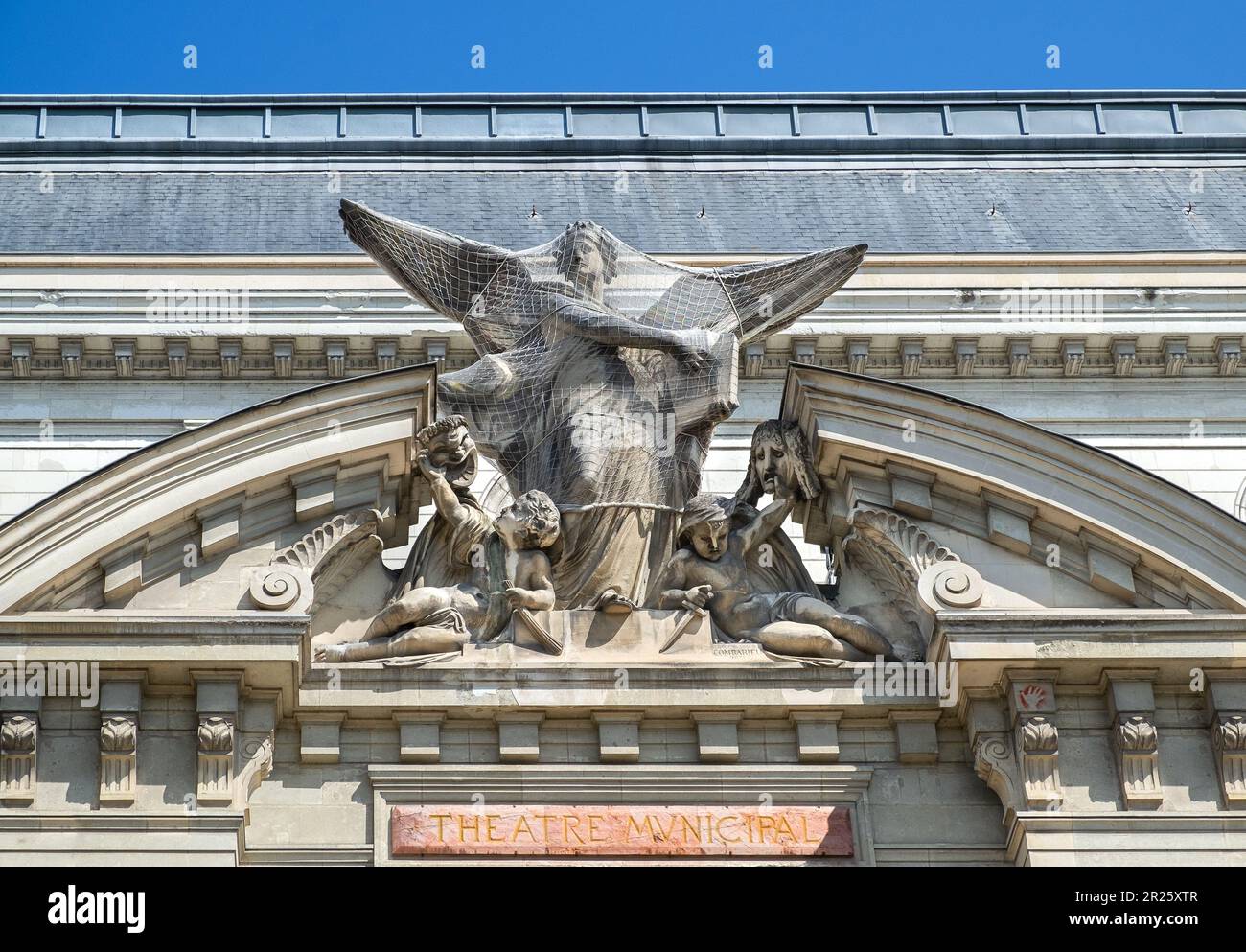 Kunstvolle Skulptur (von Combarieu, 1871) über dem Opernhaus/Theater der Stadt - Tours, Indre-et-Loire (37), Frankreich. Stockfoto